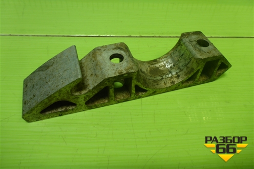 Кронштейн переднего стабилизатора (7L0411063B) для Volkswagen Touareg c 2002-2010г (Туарег)