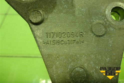 Кронштейн генератора (1.6л H4MD438) (117102094R) для Nissan Terrano с 2014г (Терано)