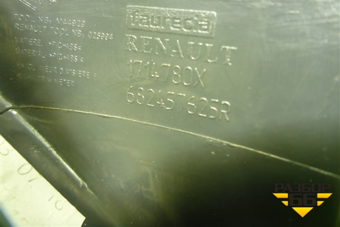 Накладка на торпедо (правая) (682457625R) для Nissan Terrano с 2014г (Терано)