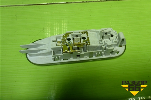 Плафон салонный центральный (8200074362) для Nissan Terrano с 2014г (Терано)