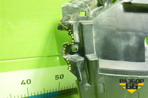 Кронштейн решетки радиатора (4N0807233E) для Audi A8 с 2017г (А8)