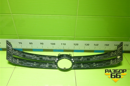 Накладка на решетку радиатора (5N0853655) для Volkswagen Tiguan с 2011-2016г (Тигуан)