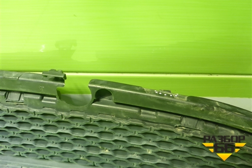 Решетка в передний бампер центральная (J8A217H750AA) для Land Rover Range Rover Velar с 2017г (Велар)