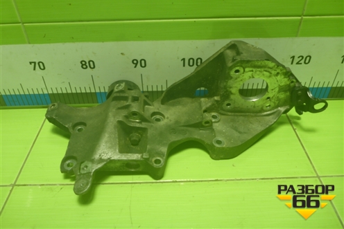 Кронштейн генератора (2.0л CBD) (03L903143D) для Volkswagen Passat (B6) с 2005-2010г (Пассат Б6)