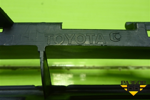 Решетка в передний бампер центральная (5311202080) для Toyota Auris с 2006-2012г (Аурис)