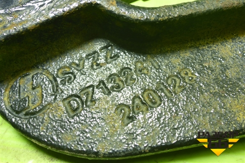 Кронштейн подножки  правый (DZ13241240128) для Shacman (shaanxi) X3000 (Х3000)